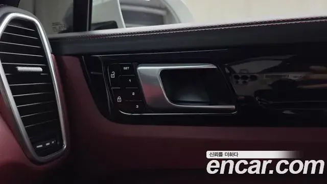 Porsche Cayenne 2021 — Photo 2/34