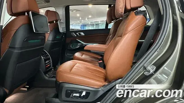 BMW X7 2021 — ფოტო 13/20