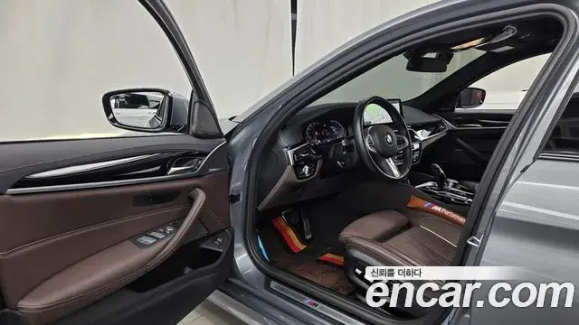BMW 5 Series 2023 — ფოტო 15/35