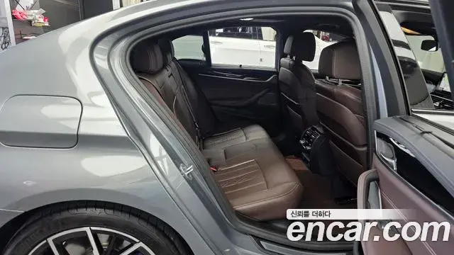 BMW 5 Series 2023 — ფოტო 24/35