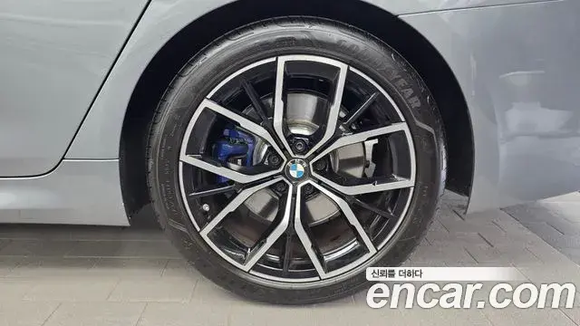 BMW 5 Series 2023 — ფოტო 28/35