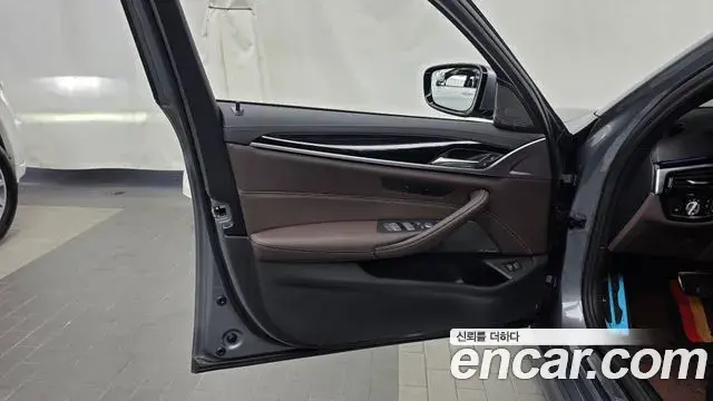 BMW 5 Series 2023 — ფოტო 32/35
