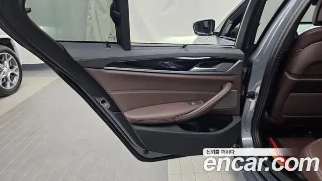 BMW 5 Series 2023 — ფოტო 31/35