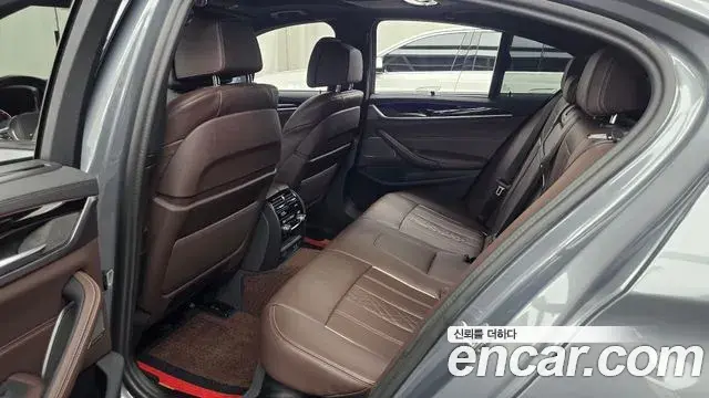 BMW 5 Series 2023 — ფოტო 33/35