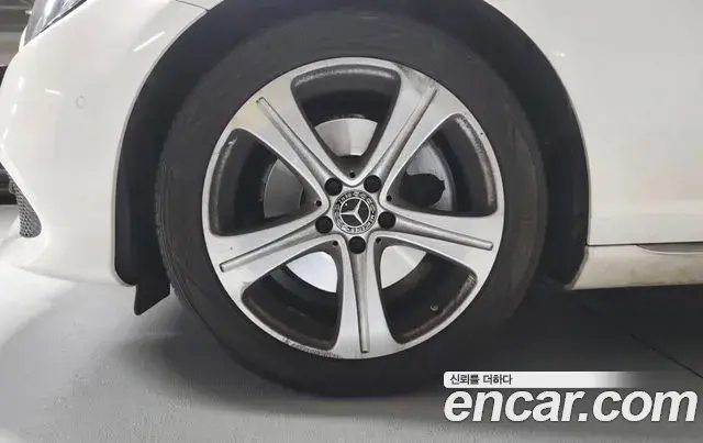 Mercedes-Benz E-Class 2018 — Photo 8/13