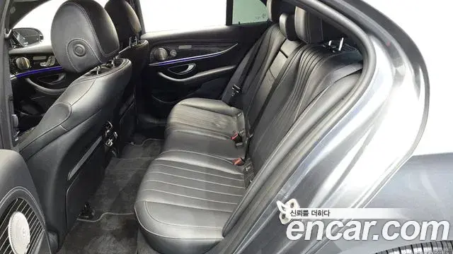 Mercedes-Benz E-Class 2021 — Фото 10/20