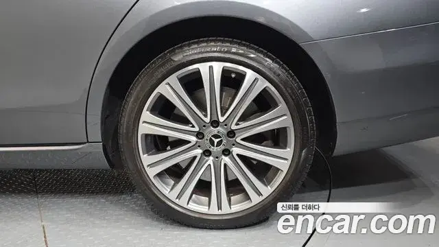 Mercedes-Benz E-Class 2021 — Photo 1/35