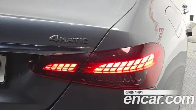 Mercedes-Benz E-Class 2021 — Photo 23/35