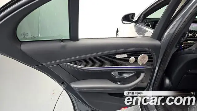 Mercedes-Benz E-Class 2021 — Photo 34/35