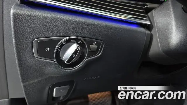 Mercedes-Benz E-Class 2021 — Photo 22/35