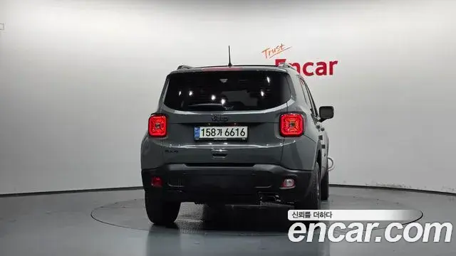 Jeep Renegade 2021 — ფოტო 30/35