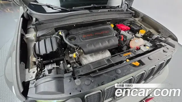 Jeep Renegade 2021 — ფოტო 25/35