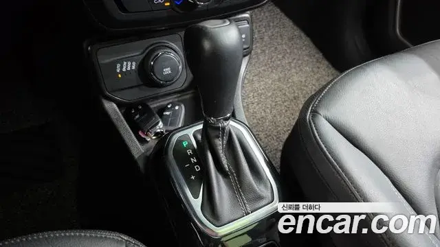Jeep Renegade 2021 — ფოტო 18/35