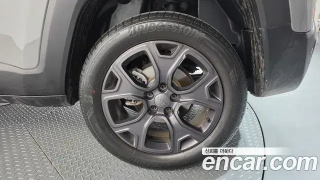 Jeep Renegade 2021 — ფოტო 26/35