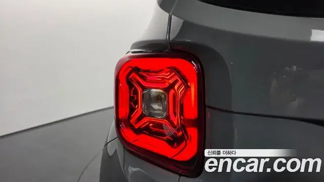 Jeep Renegade 2021 — ფოტო 31/35