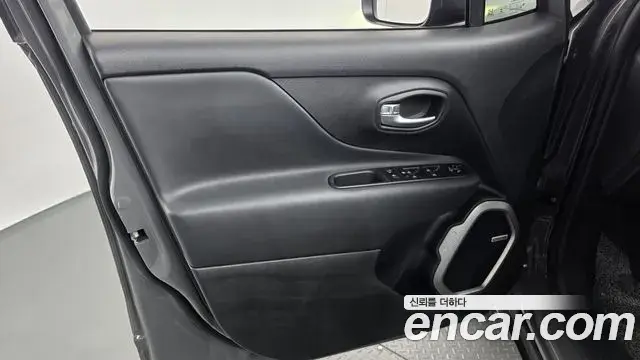 Jeep Renegade 2021 — ფოტო 16/35