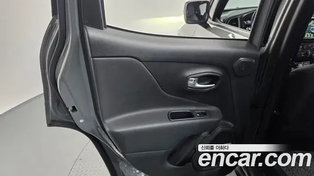 Jeep Renegade 2021 — ფოტო 7/35