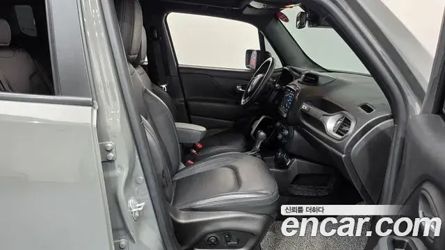 Jeep Renegade 2021 — ფოტო 32/35