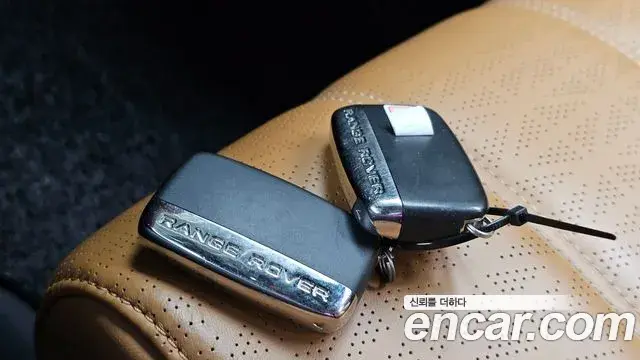 Land Rover Range Rover Velar 2019 — Şəkil 32/38