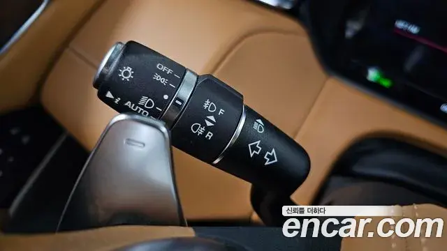 Land Rover Range Rover Velar 2019 — Şəkil 16/38