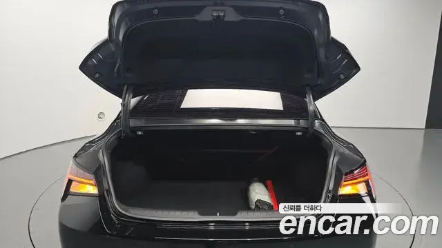 Hyundai The New Avante Hybrid 2022 — Photo 15/32