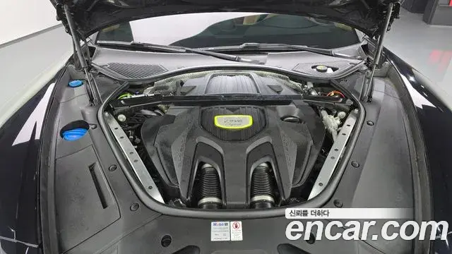 Porsche Panamera 2019 — Photo 1/34