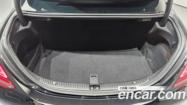 Mercedes-Benz C-Class 2019 — Photo 23/32