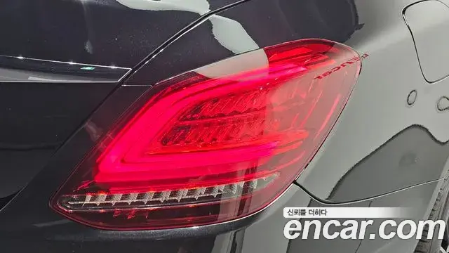 Mercedes-Benz C-Class 2019 — Photo 12/32