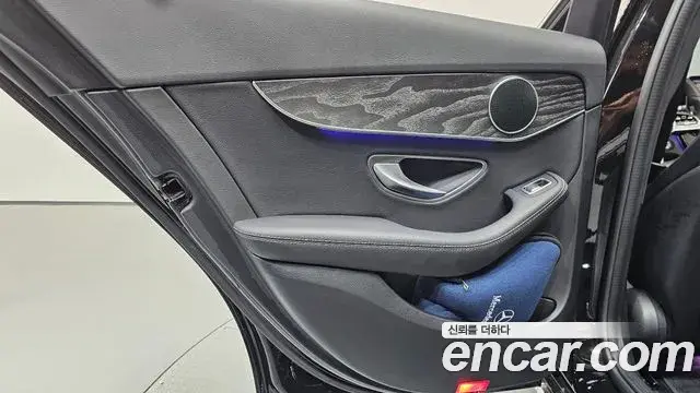 Mercedes-Benz C-Class 2019 — Photo 6/32