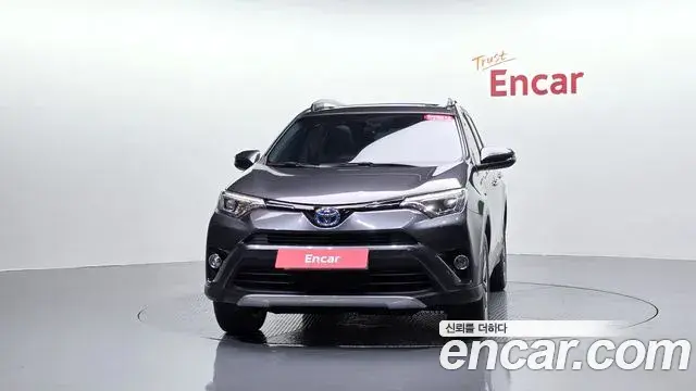 Toyota RAV4 2018 — Фото 3/20