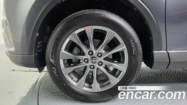 Toyota RAV4 2018 — Фото 5/20