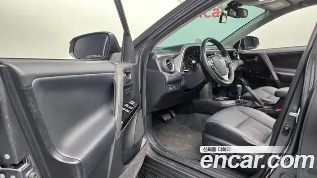 Toyota RAV4 2018 — Фото 10/20
