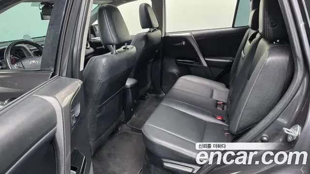 Toyota RAV4 2018 — Фото 12/20