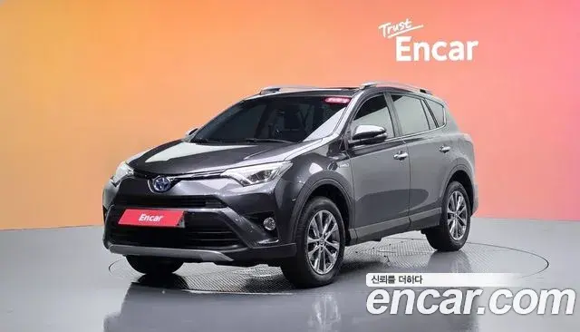 Toyota RAV4 2018 — Фото 1/20
