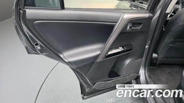 Toyota RAV4 2018 — Photo 9/32