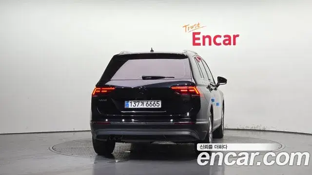 Volkswagen Tiguan 2018 — ფოტო 12/20
