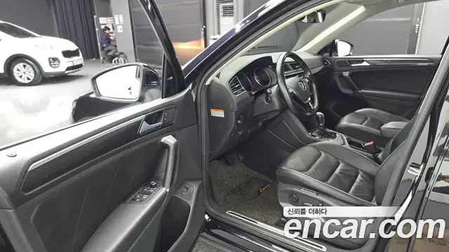 Volkswagen Tiguan 2018 — ფოტო 10/20