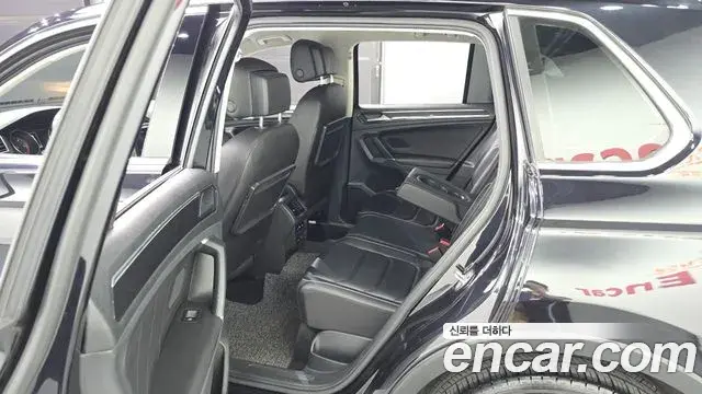 Volkswagen Tiguan 2018 — ფოტო 5/20