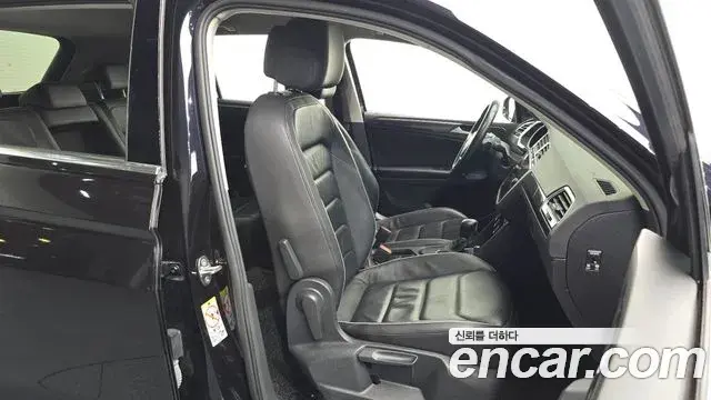 Volkswagen Tiguan 2018 — ფოტო 8/20