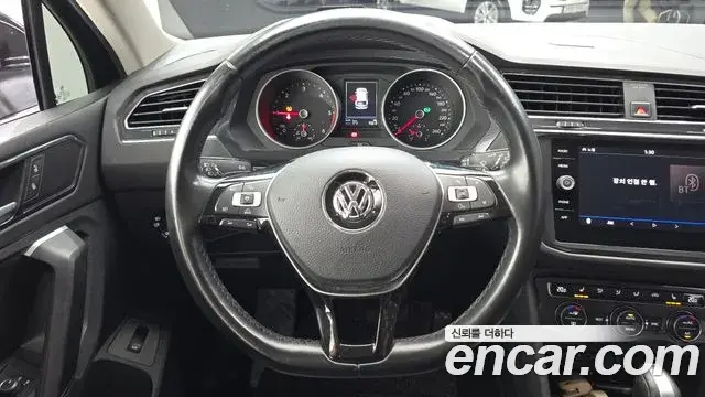 Volkswagen Tiguan 2018 — ფოტო 18/20