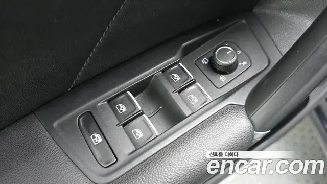 Volkswagen Tiguan 2018 — ფოტო 19/20