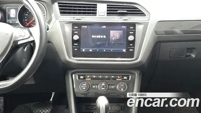 Volkswagen Tiguan 2018 — ფოტო 15/20