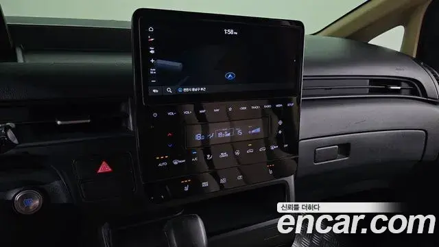 Hyundai Staria 2022 — Photo 16/20
