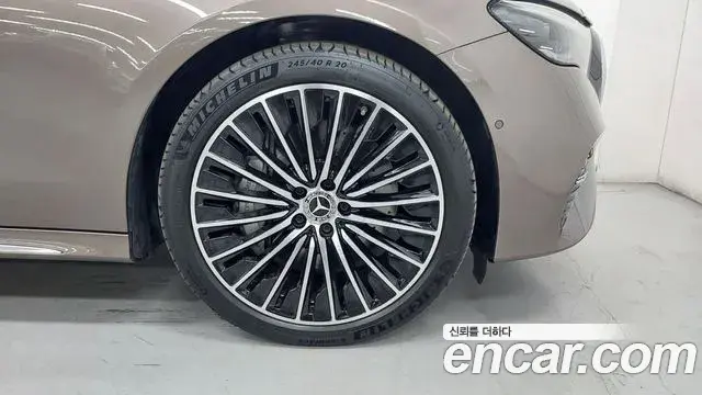 Mercedes-Benz E-Class 2025 — Photo 3/18
