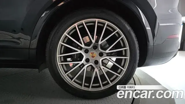 Porsche Cayenne 2022 — Photo 21/32