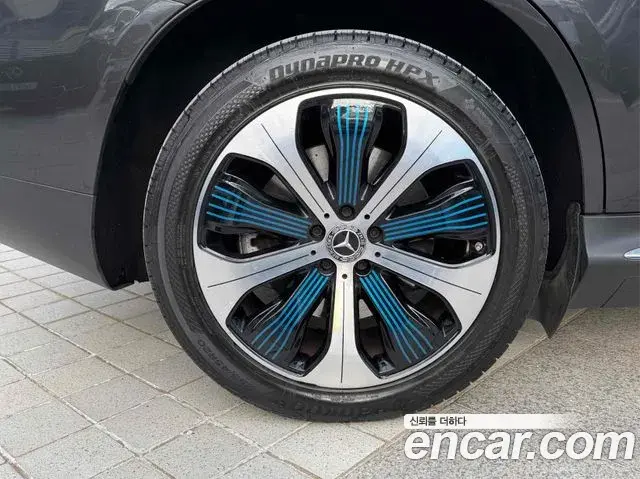 Mercedes-Benz EQC 2020 — Photo 9/20