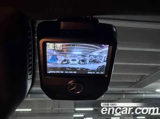 Mercedes-Benz EQC 2020 — Photo 8/20