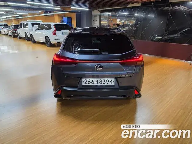 Lexus UX300h 2026 — Photo 3/18