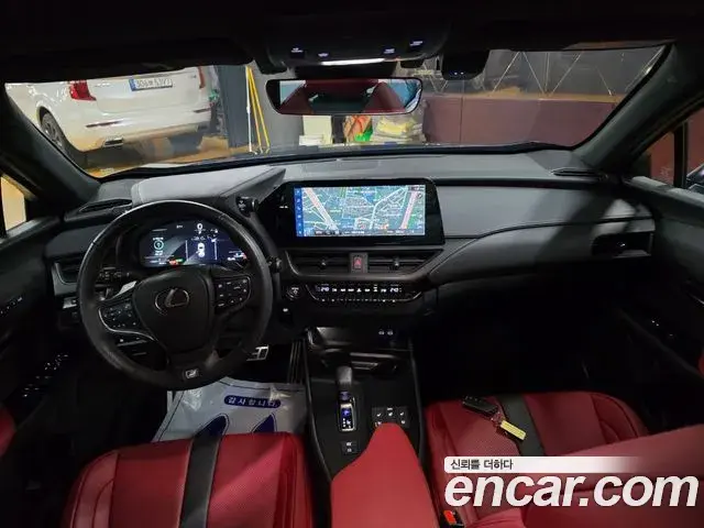 Lexus UX300h 2026 — Photo 2/18