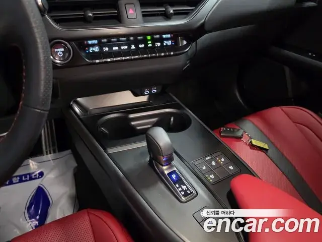 Lexus UX300h 2026 — Photo 7/18